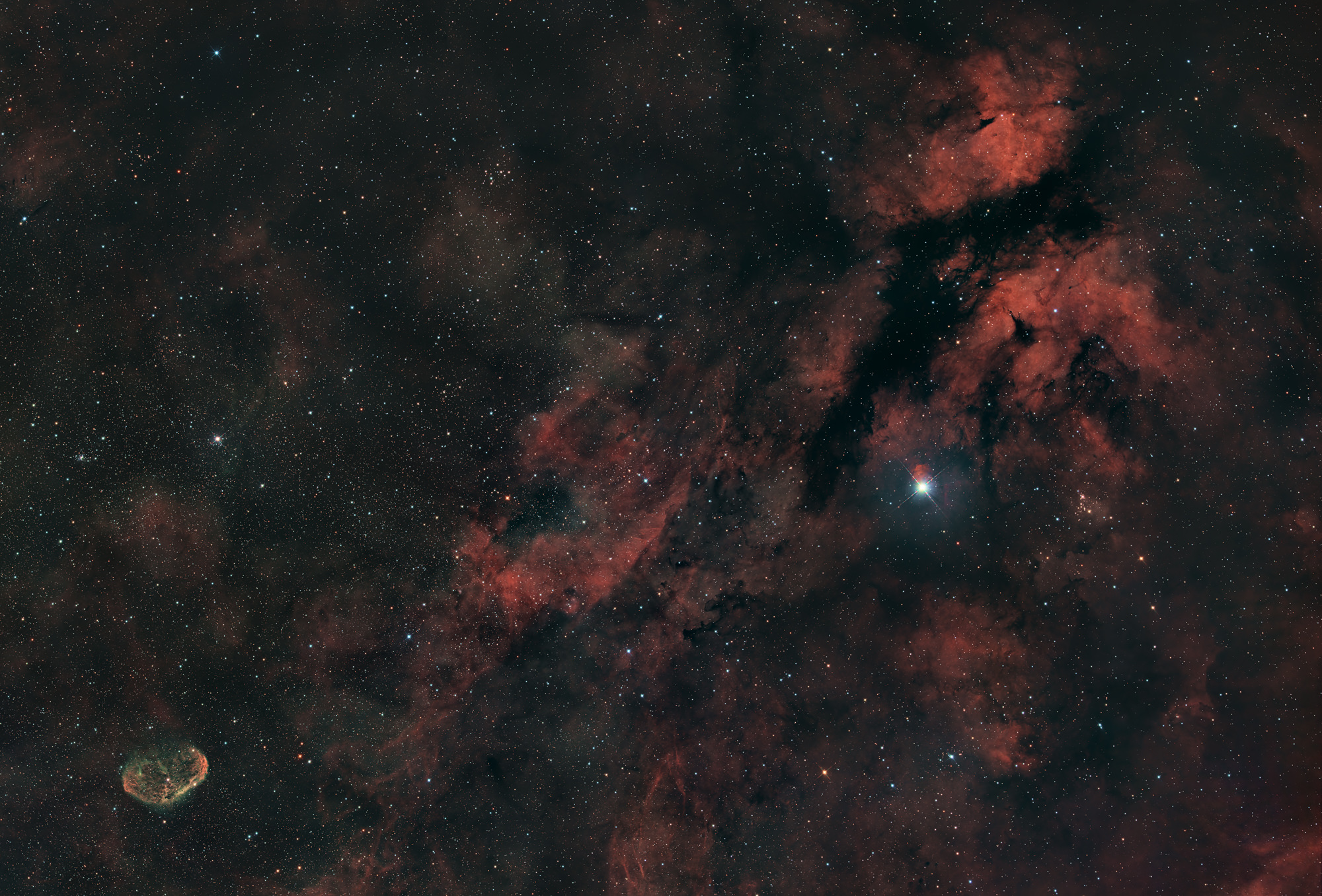 Die Sadr-Region Sh2-108 im Sternbild Schwan ist auch als Gamma-Cygni-Nebel bekannt. Der Emissionsnebel umgibt den zentralen Stern Sadr (γ Cygni) im Sternbild Schwan. In der Region befinden sich der Schmetterlingsnebel, IC 1318, rechts oben im Bild und der Halbmondnebel, NGC6888 unten links im Bild.  Die Region enthält auch viele Dunkelnebel.